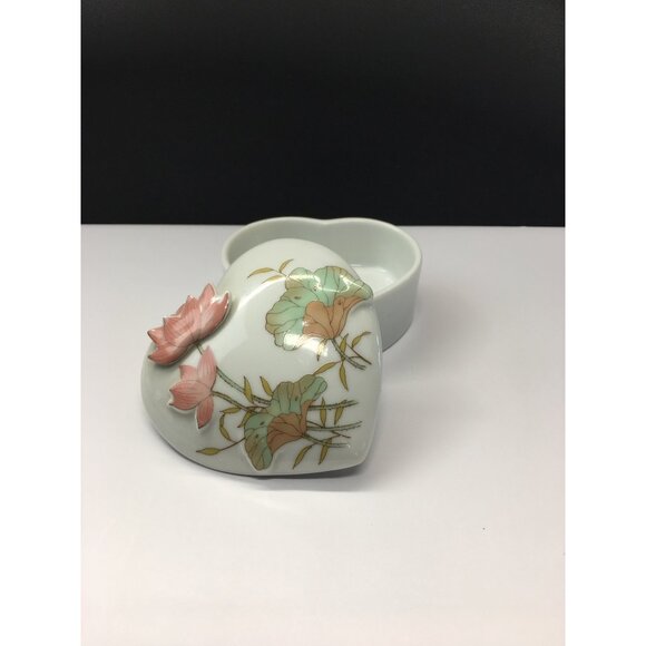 Vtg Heart Shaped Trinket Box Lidded White Porcelain Raised Lotus Flower Japan - Picture 3 of 16